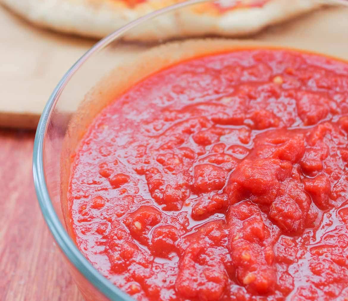 hjemmelaget pizza saus med friske tomater