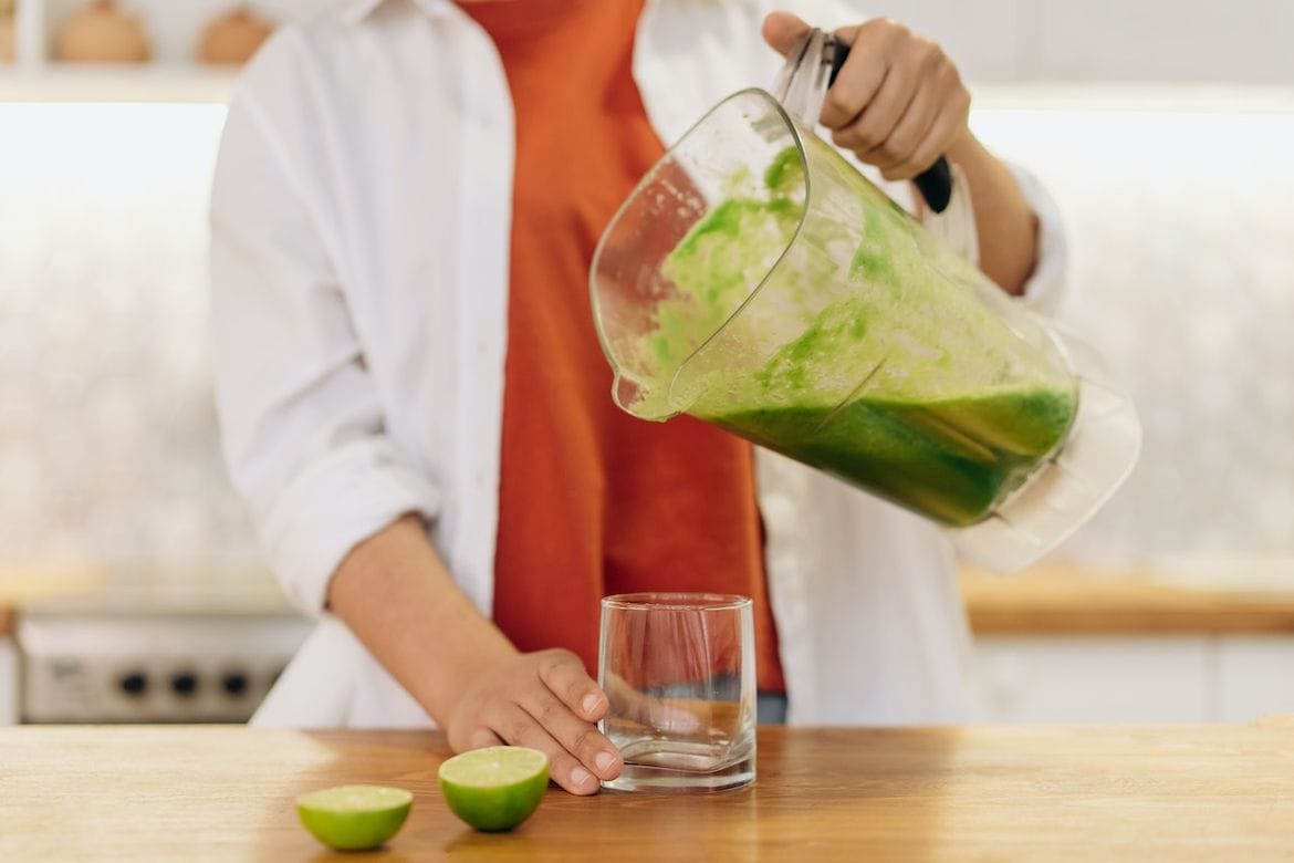 https://www.theparentspot.com/wp-content/uploads/2022/11/pouring-a-smoothie-from-a-blender-jar-to-a-glass-Juicer-plus-Blender-Combo-all-in-one-pxls.jpg