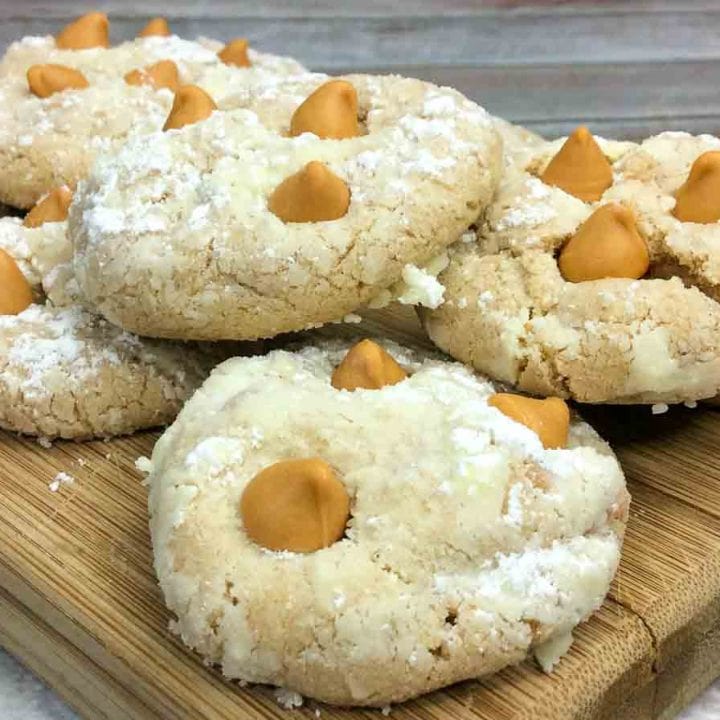 Butterscotch cookies with icing sugar on top